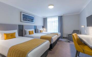 Фото номера Трехместный номер Отель Maldron Hotel Dublin Airport г. Клогран 8